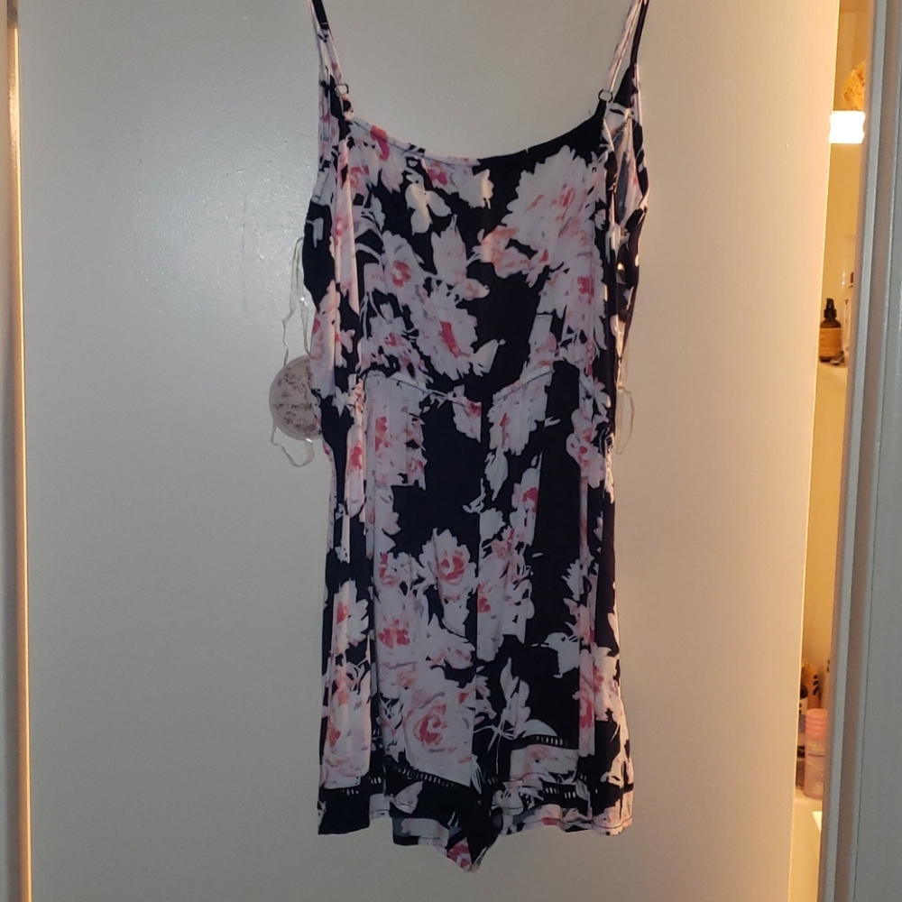 Floral Romper - Picture 4 of 5